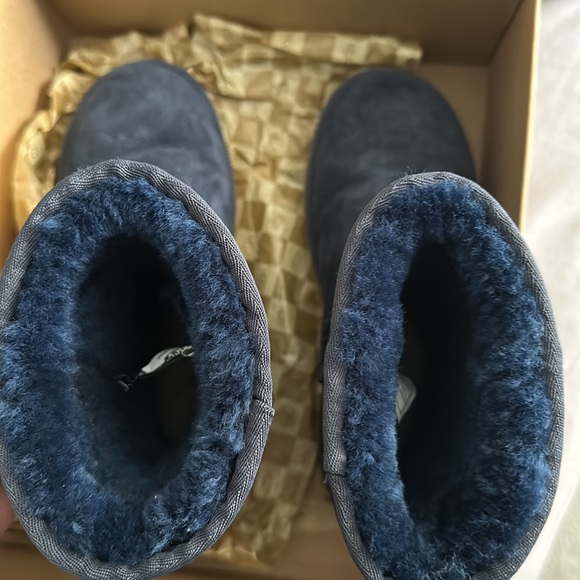 UGG Classic Short Boot - Picture 8 of 8